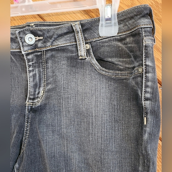 Arizona Jeans Co Medium Wash Size 11 Cuffed Denim Shorts - Picture 4 of 9